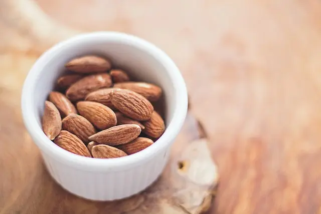 Cuenco blanco con almendras