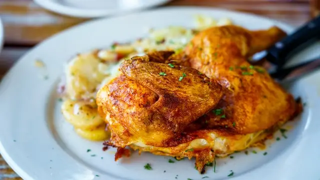 Plato de pollo asado con patatas