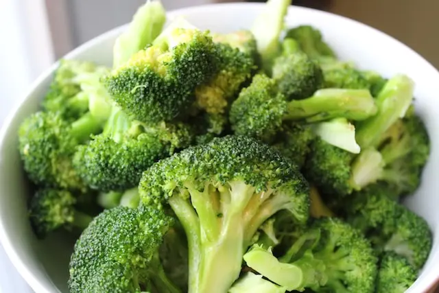 Cuenco blanco con brócoli cocido