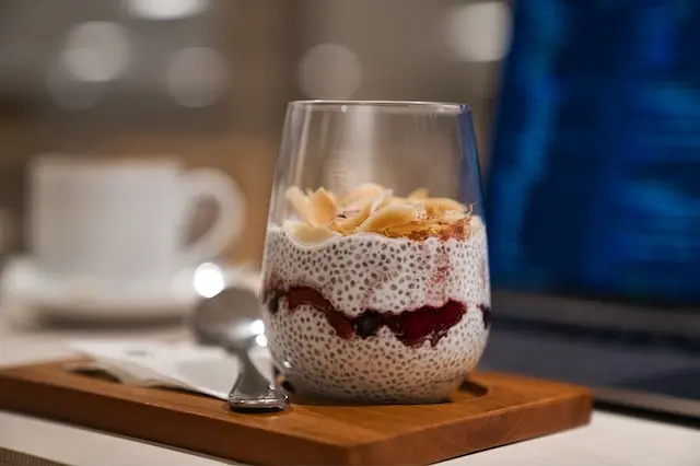Vaso de pudin de chía con mermelada y plátano