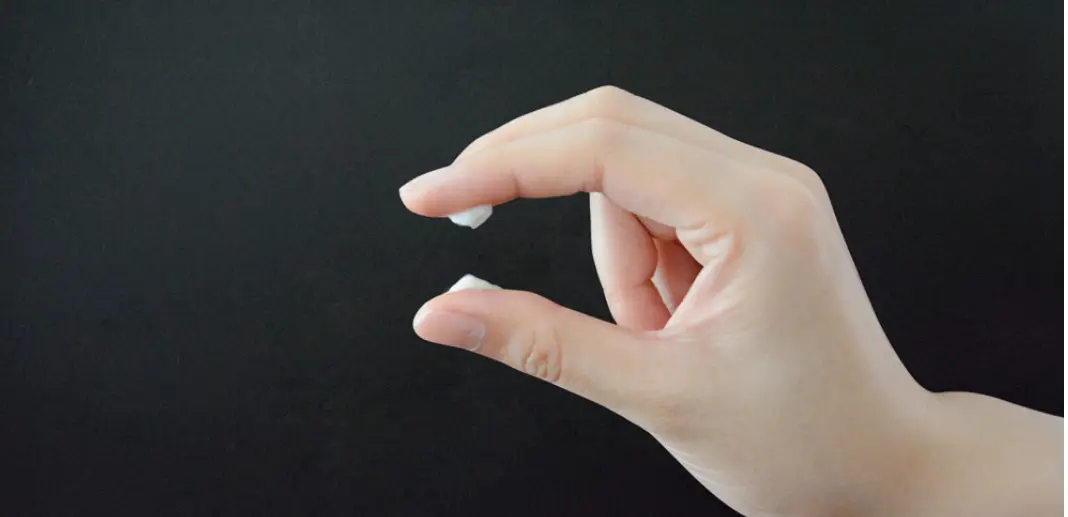 Moco cervical cremoso, blanco y espeso, entre el índice y el pulgar