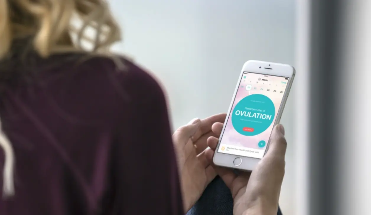 Mujer consulta una app de ovulación en el móvil