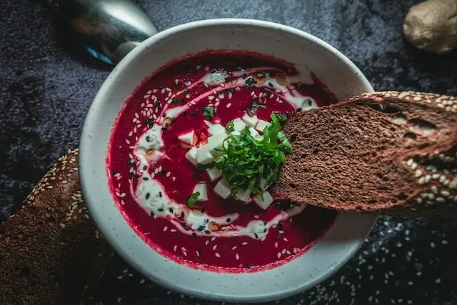 Crema de remolacha con yogur, semillas y pan de centeno