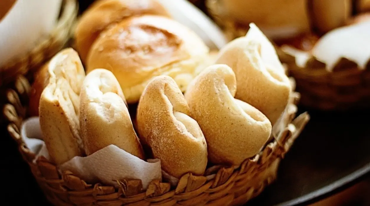 Cesta de panecillos y bollería