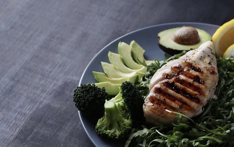 Plato con pechuga de pollo a la plancha, aguacate, brócoli y rúcula