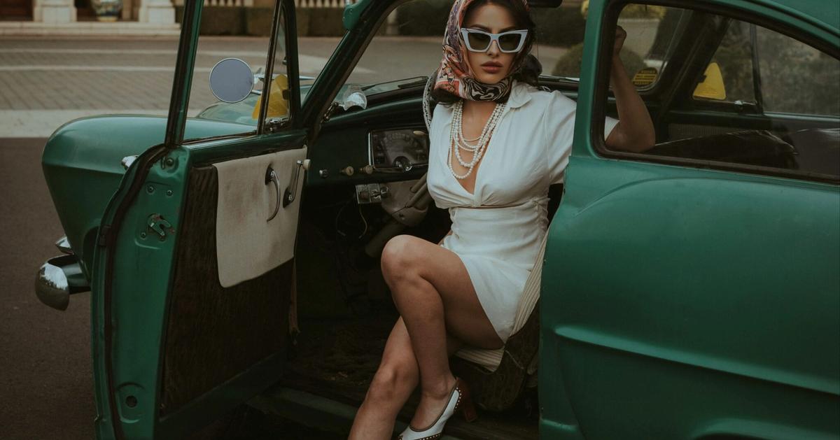 Vintage Vibes - Mastering the Art of Wearing Floral Skirts