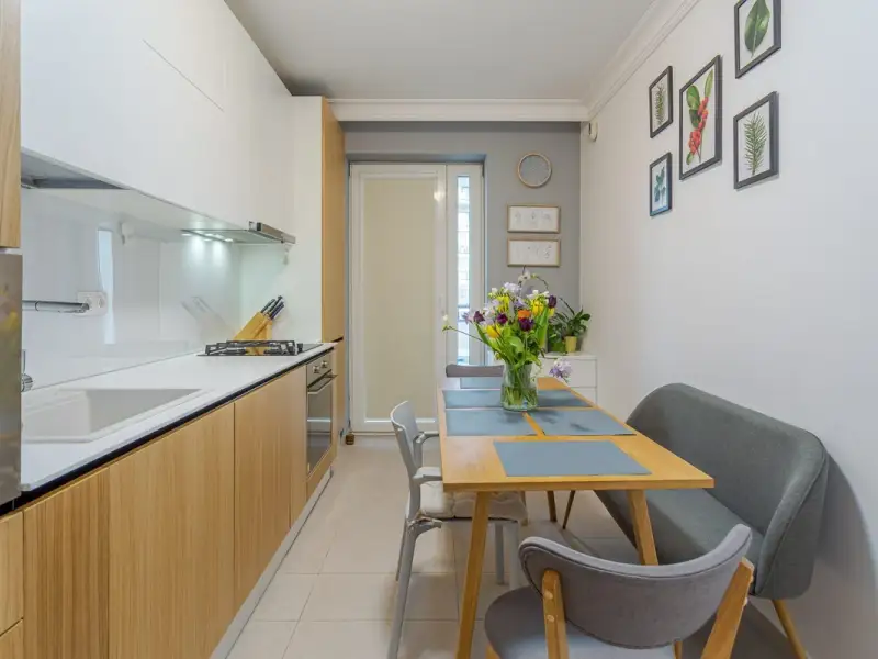 Amenajare moderna cu insertii clasice si multe pete de culoare intr-un apartament de 4 camere din Bucuresti