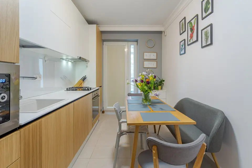 Modern Design with Classic Accents and Pops of Color in a 4-Bedroom Bucharest Apartment