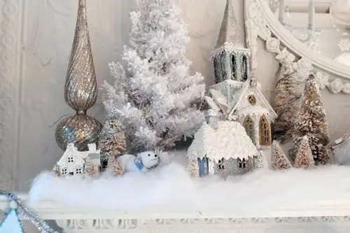 Decor romantic de Craciun: ornamente albe si argintii