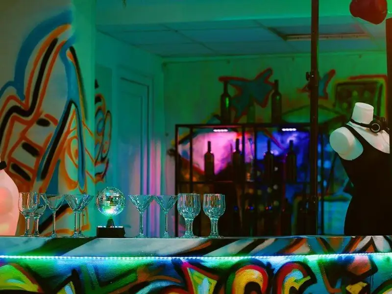 Graffiti și artă urbană în designul barului: sfaturi utile