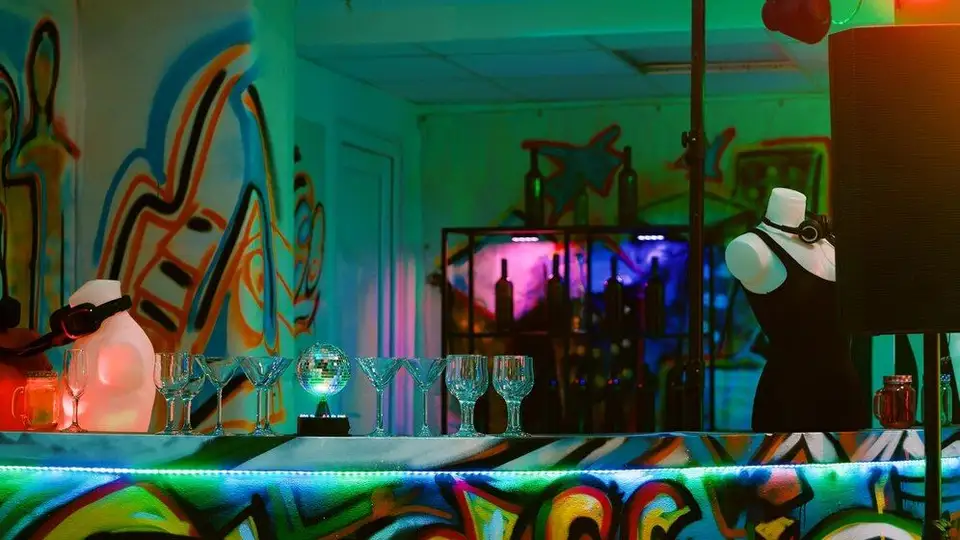 Graffiti și artă urbană în designul barului: sfaturi utile