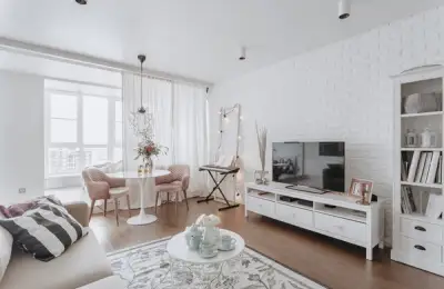 Artistic Expression in a 52 Square Meter Apartment