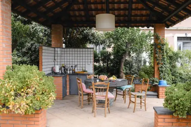 Top 5 trucuri inedite pentru amenajarea zonei de dining pe terasă