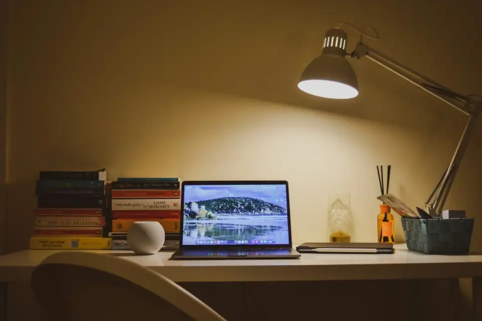 Cum alegi iluminatul perfect pentru spațiul de studiu al celor mici