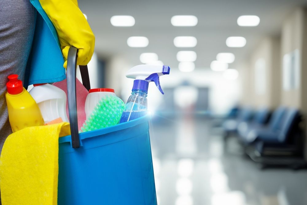 Cum se folosesc corect produsele de curățenie profesionale în retail, birouri și industrie: ghid aplicat IgienaPHS