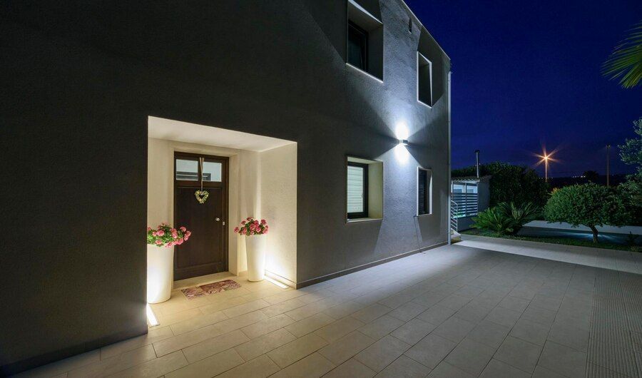 Choosing Outdoor Lighting Fixtures for Long-Term Economic Efficiency