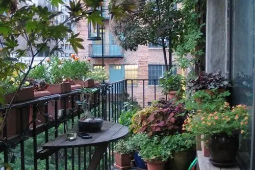 Reinventarea balconului ca oaza de relaxare urbana