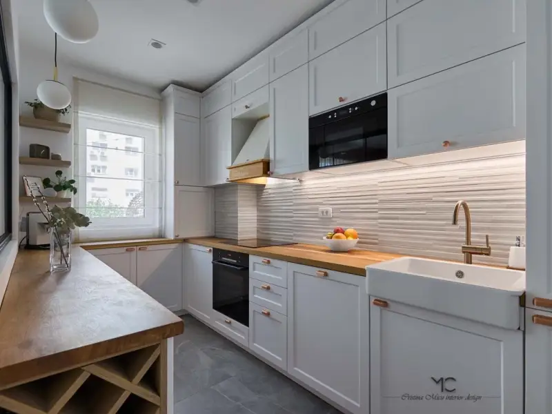 Amenajare apartament de trei camere mult lemn si accente puternice de culoare