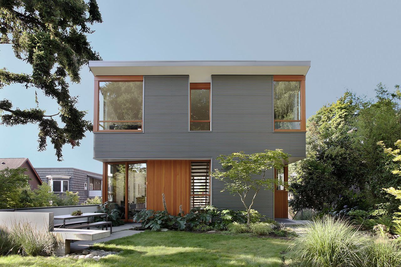 Modern Design House: Wood and Concrete in a Harmonious Combination