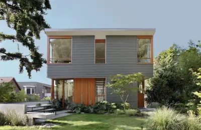 Modern Design House: Wood and Concrete in a Harmonious Combination