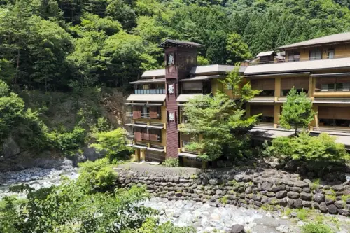 Hotelul Nishiyama Onsen Keiunkan: O poveste a tradiției și a luxului