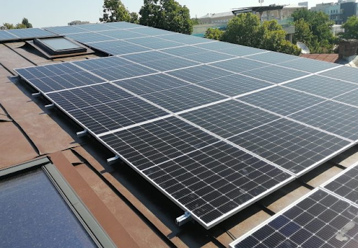 Casa ta poate produce propria energie. Ce trebuie să știi înainte să instalezi panouri fotovoltaice