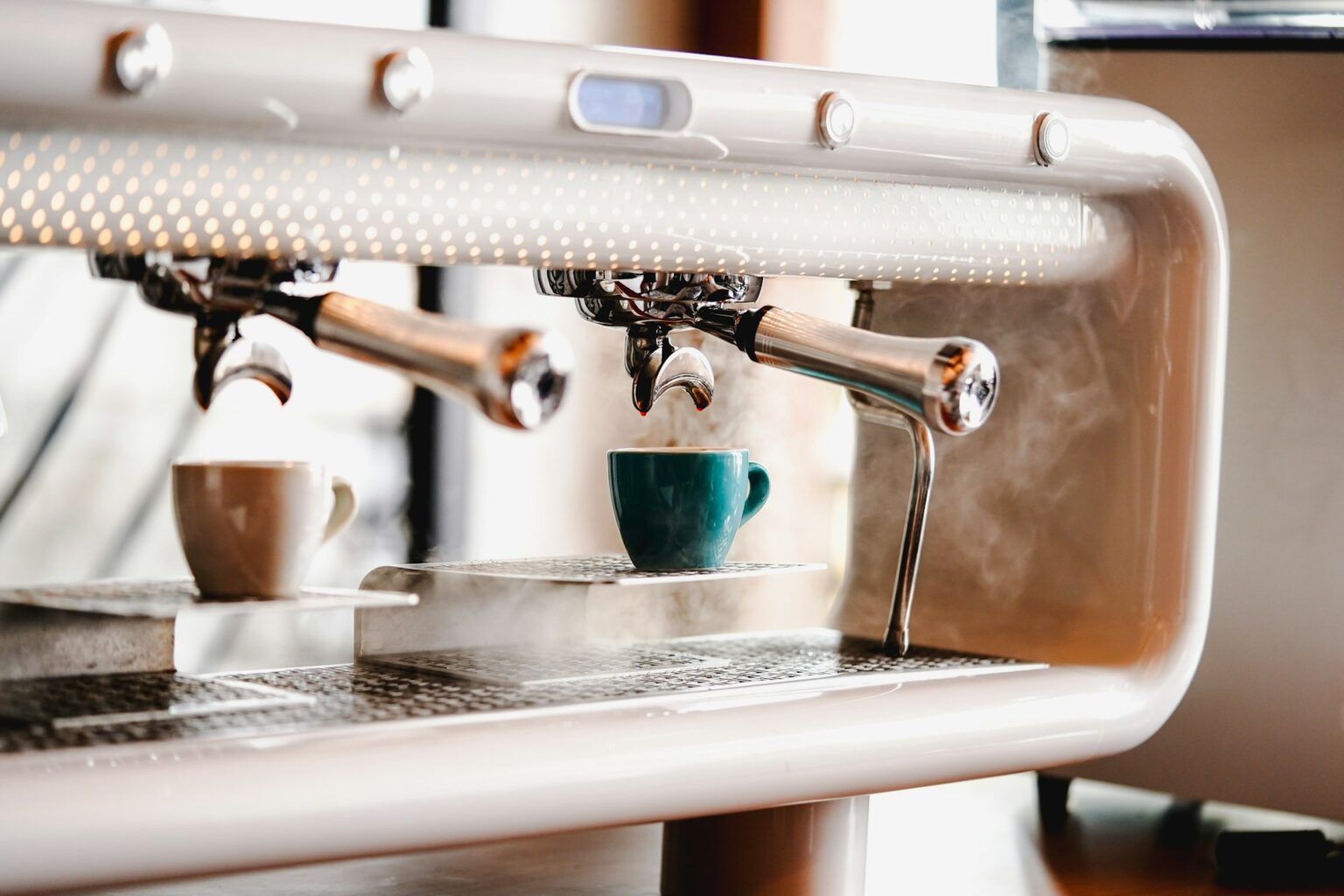 Cât de mult economisești dacă îți prepari cafeaua acasă: calcule reale și concluzii surprinzător de clare
