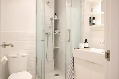 Inainte si dupa o schimbare radicala pentru o baie mica