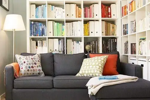 5 biblioteci pentru apartamente mici