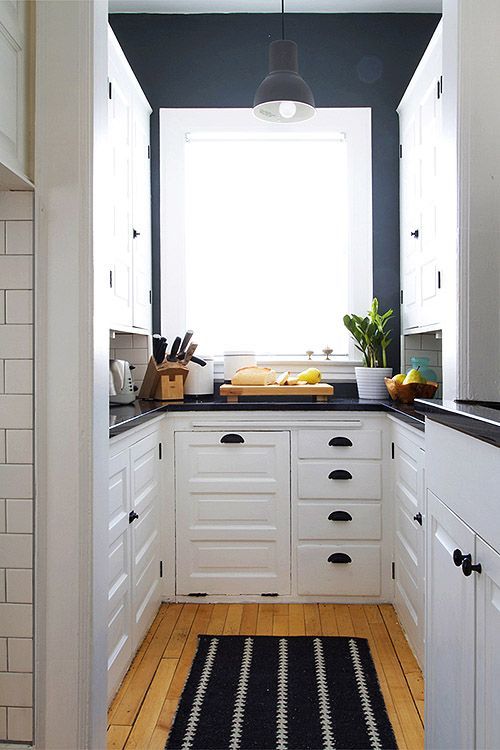O bucatarie mica renovata intr-un stil modern-vintage
