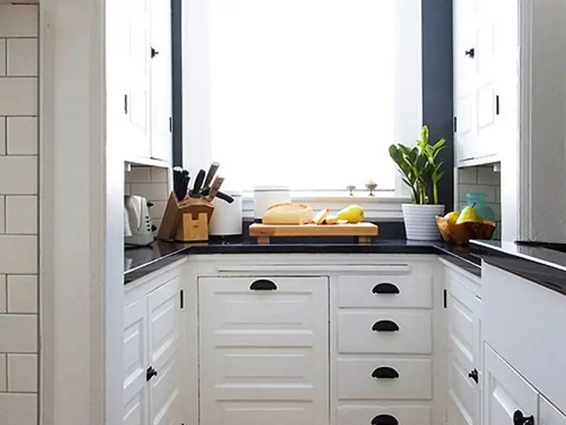 O bucatarie mica renovata intr-un stil modern-vintage