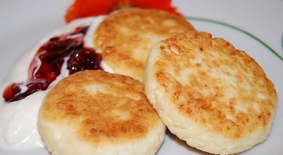Syrniki (papanasi moldovenesti) vegani: papanași răsfățați, ideali la micul dejun sau desert
