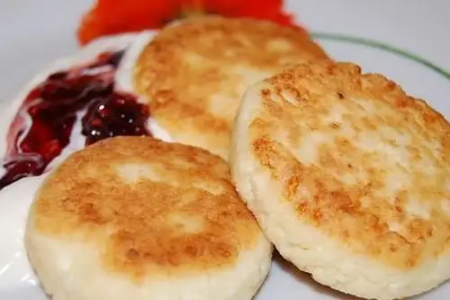 Syrniki (papanasi moldovenesti) vegani: papanași răsfățați, ideali la micul dejun sau desert