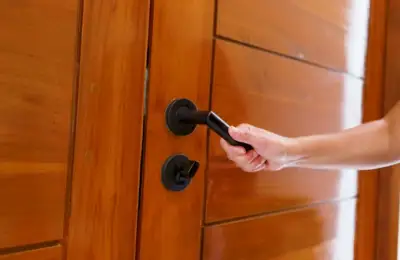 Ce poți face dacă întâmpini probleme frecvente la broasca sau yala unei uși?
