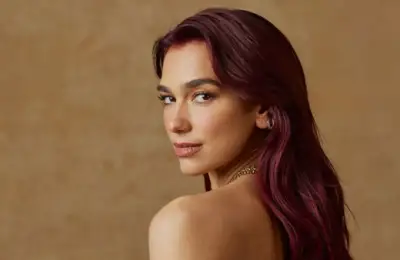 Bucătăria ca o stare de spirit: Ce ne învață Dua Lipa despre culorile anului 2026 și depozitarea care atinge tavanul