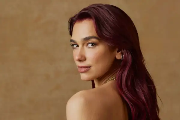 Bucătăria ca o stare de spirit: Ce ne învață Dua Lipa despre culorile anului 2026 și depozitarea care atinge tavanul