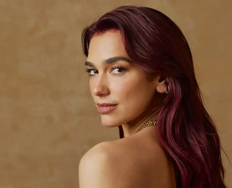 Bucătăria ca o stare de spirit: Ce ne învață Dua Lipa despre culorile anului 2026 și depozitarea care atinge tavanul