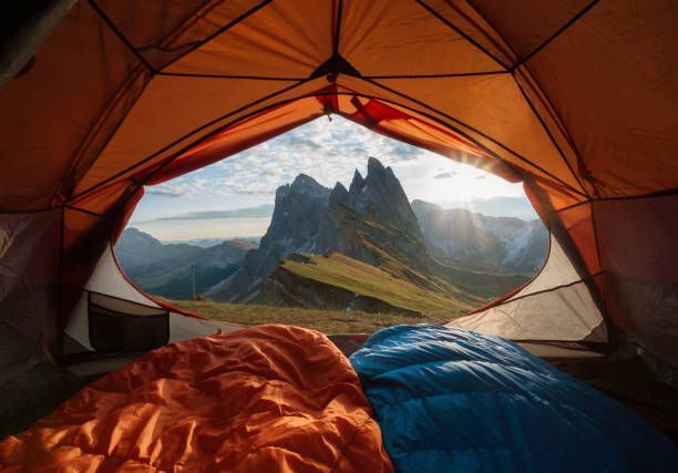 Vacanța cu cortul: o experiență autentică și revigorantă