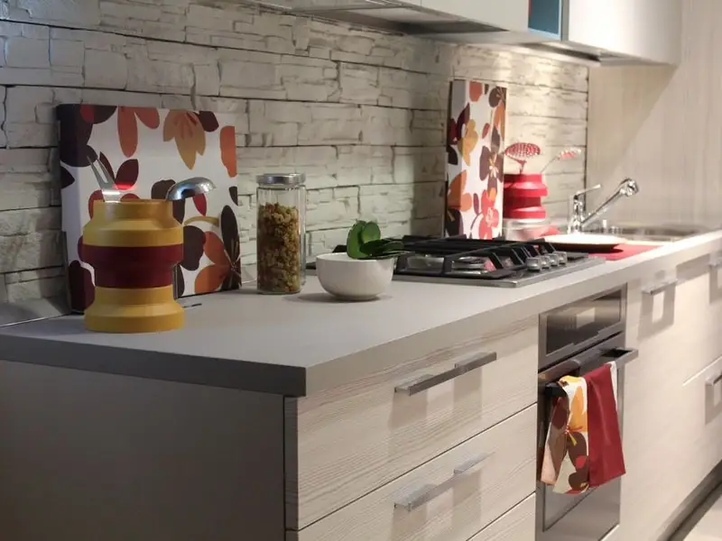 6 optiuni pentru a decora spatiul dintre dulapurile din bucatarie