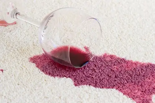 Soluții utile pentru curățarea petelor de vin roșu de pe covor