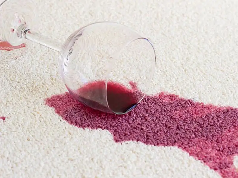 Soluții utile pentru curățarea petelor de vin roșu de pe covor