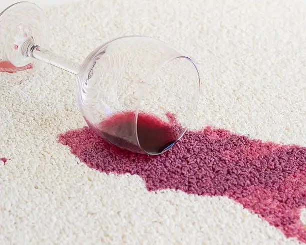Soluții utile pentru curățarea petelor de vin roșu de pe covor