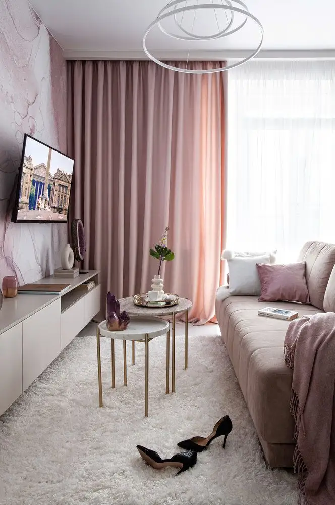 Elegant and Feminine Decor in a 31 Square Meter Studio
