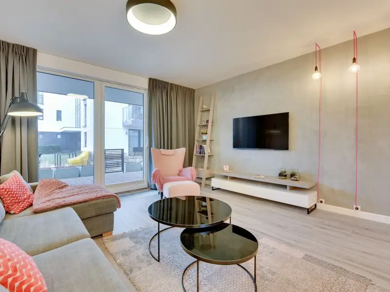 Accente de roz feminin intr-un apartament de 2 camere