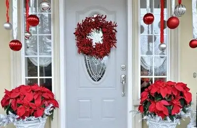 Christmas Decorations for the Front Door