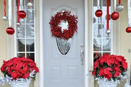 Decoratiuni de Craciun pentru usa de la intrare