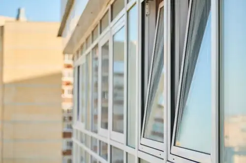 Soluții inedite dar eficiente de închidere a balconului de bloc