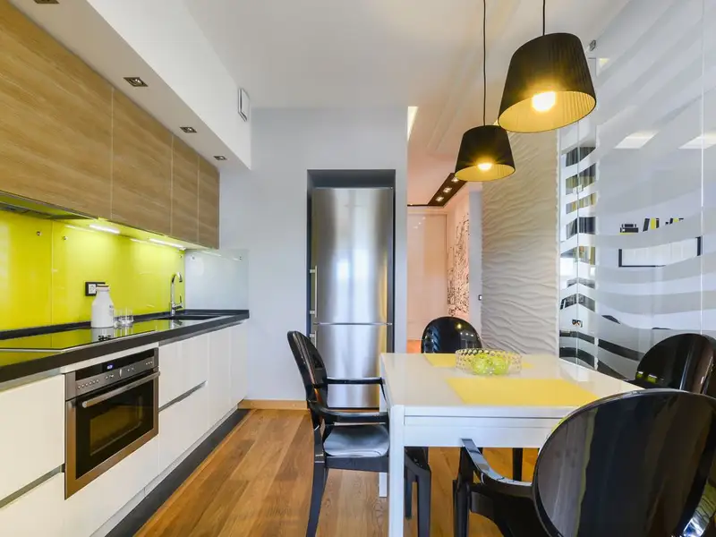 Apartament de 2 camere amenajat modern cu accente de galben