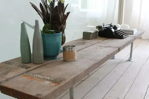 Lemn reciclat integrat in decor