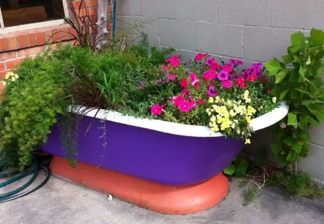 Utilizarea materialelor reciclate în decorarea grădinii: Idei creative pentru a reutiliza obiecte vechi sau materiale reciclabile în scopul înfrumusețării spațiului exterior.